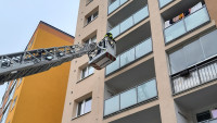 hasiči panelák FmCaaudWAAQBdY7